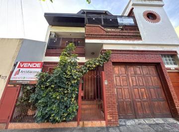 Casa · 297m² · 4 Dormitorios · 1 Cochera · Venta PH Tipo Casa 5 Amb C/cochera. Barros Pazos 6300, V. Lugano. Caba