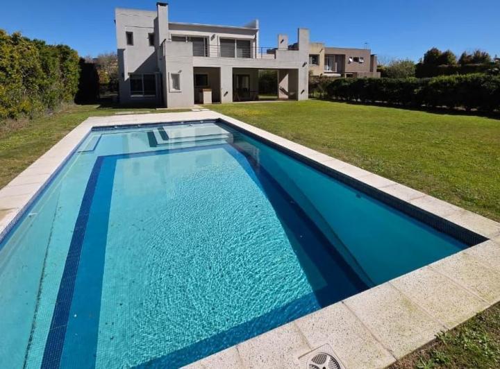 Casa · 1000m² · 6 Ambientes · 9 Cocheras