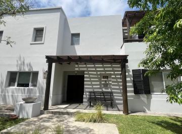 Casa · 250m² · 5 Ambientes · 2 Cocheras · Casa en Alquiler Temporal Febrero en Santa Barbara