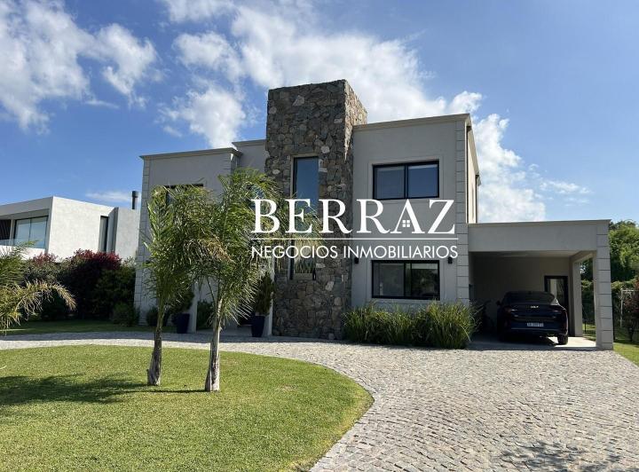 Casa · 214m² · 6 Ambientes · 2 Cocheras