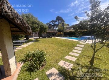 Casa · 300m² · 5 Ambientes · 3 Cocheras · Casa en Lugano
