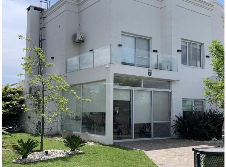 Casa · 270m² · 4 Ambientes · 4 Cocheras