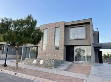 Casa de 5 ambientes, Ciudad de Mendoza · Dúplex a Estrenar en Alquiler · Barrio Privado Dalvian · 3 Dorm.