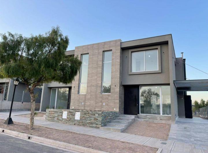 Casa · 178m² · 5 Ambientes · 1 Cochera