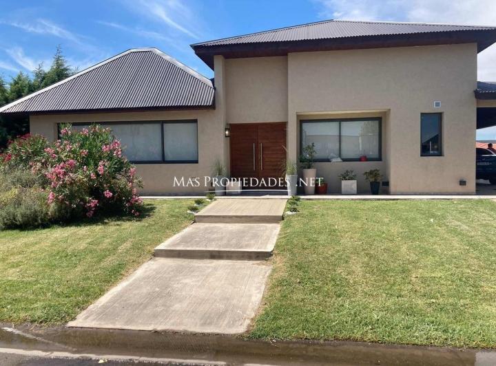 Casa · 130m² · 5 Ambientes · 2 Cocheras