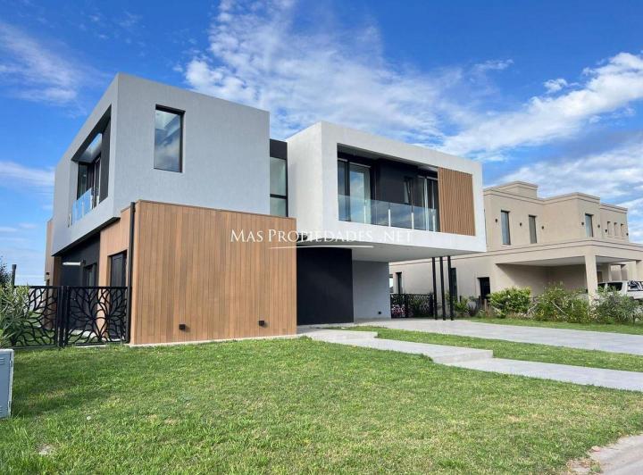 Casa · 198m² · 5 Ambientes · 2 Cocheras