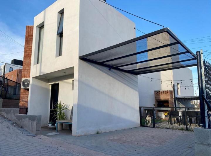 Casa · 95m² · 3 Ambientes · 2 Cocheras