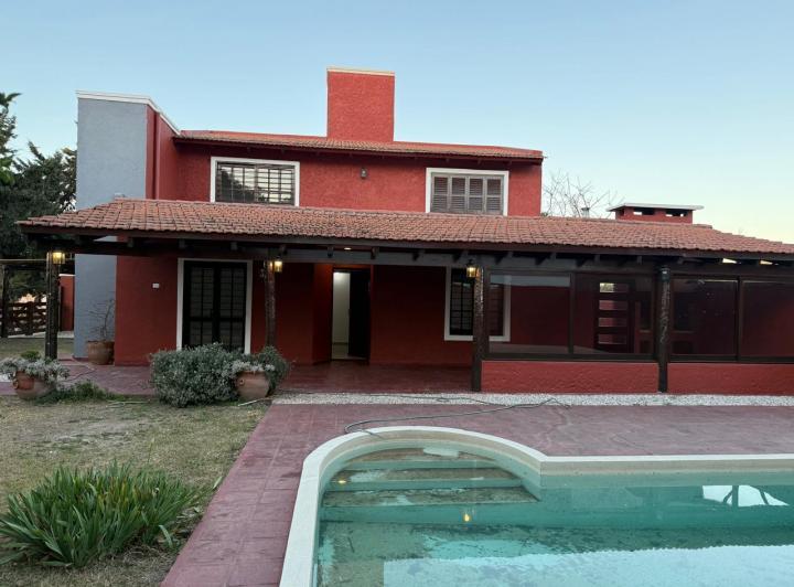 Casa · 130m² · 5 Ambientes · 4 Cocheras