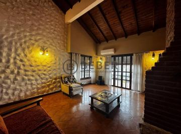 Casa · 218m² · 5 Ambientes · 1 Cochera · En Venta Casa de Dos Plantas, Chauvin
