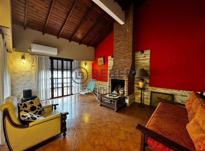 Casa · 218m² · 5 Ambientes · 1 Cochera