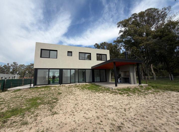 Casa · 153m² · 5 Ambientes · 2 Cocheras