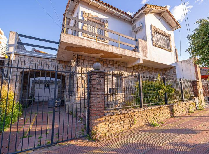 Casa · 184m² · 3 Ambientes · 2 Cocheras