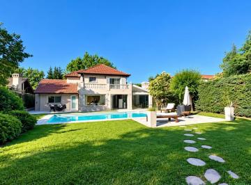 Casa · 800m² · 6 Ambientes · 4 Cocheras · Casa de 6 Ambientes con Pileta en Venta