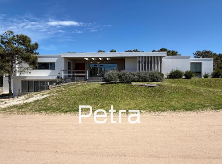 Casa · 330m² · 7 Ambientes · 2 Cocheras