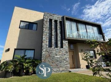 Casa · 265m² · 1 Ambiente · Alquiler Casa Santa Lucia - Pilar del Este