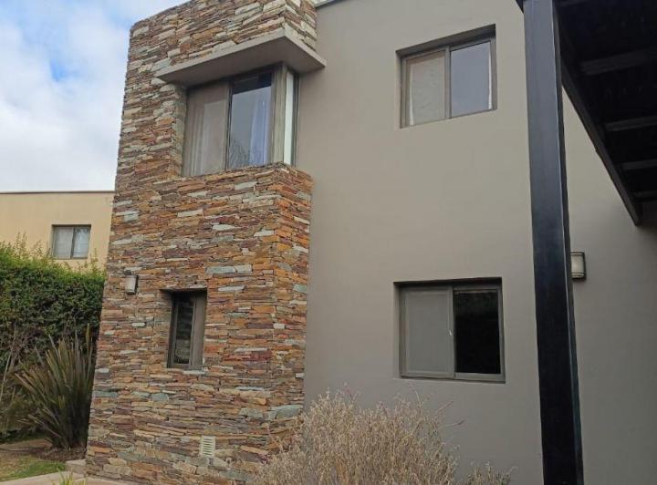 Casa · 253m² · 5 Ambientes · 2 Cocheras