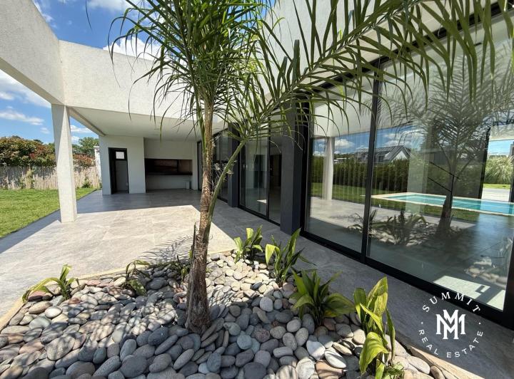 Casa · 200m² · 5 Ambientes · 4 Cocheras