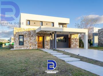 Casa · 280m² · 5 Ambientes · 6 Cocheras · Casa en Terralagos 3 Dorm. en Suite
