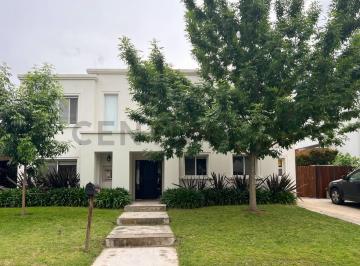 Casa · 260m² · 6 Ambientes · 2 Cocheras · Alquiler Temporal en Santa Barbara