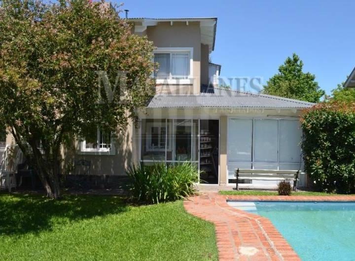 Casa · 225m² · 6 Ambientes · 1 Cochera