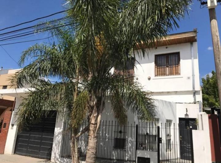 Casa · 240m² · 7 Ambientes · 3 Cocheras