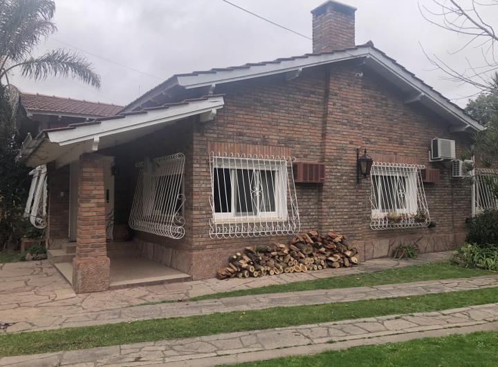 Casa · 160m² · 4 Ambientes · 4 Cocheras