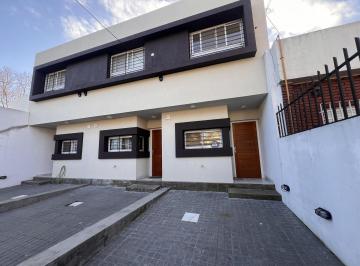 Casa · 75m² · 3 Ambientes · 1 Cochera · Casa Moron Alquiler