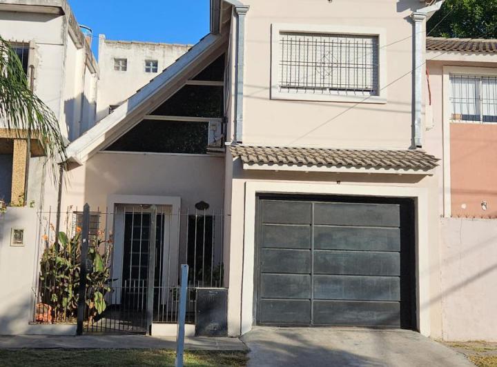 Casa · 130m² · 4 Ambientes · 1 Cochera