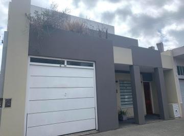 Casa · 180m² · 4 Ambientes · 1 Cochera · Casa Venta Padua