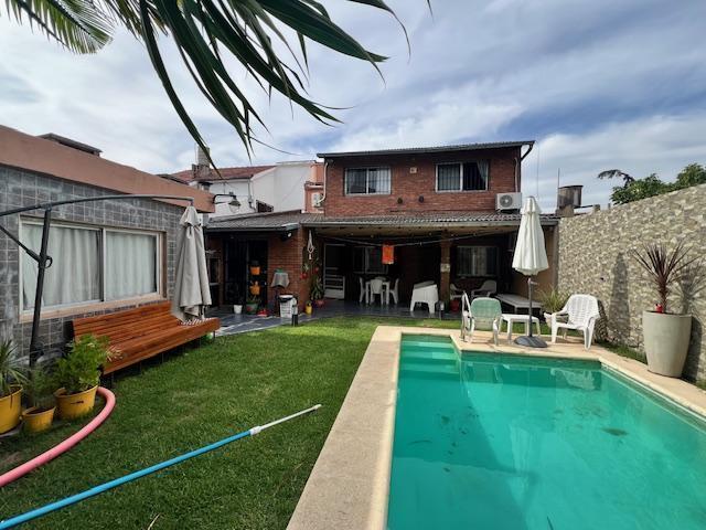 Casa · 250m² · 6 Ambientes · 4 Cocheras