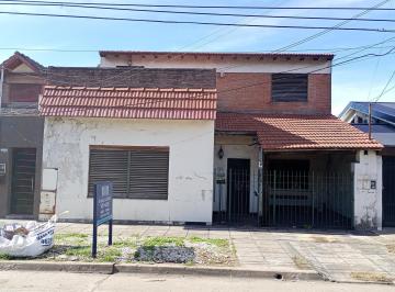 Casa · 120m² · 6 Ambientes · 1 Cochera · Casa Venta Castelar