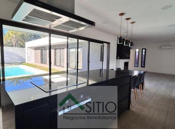 Casa · 600m² · 4 Ambientes · 2 Cocheras · Alquilo Casa de 3 Dorm. y 2 Baños con Suite, Parrillero y Piscina