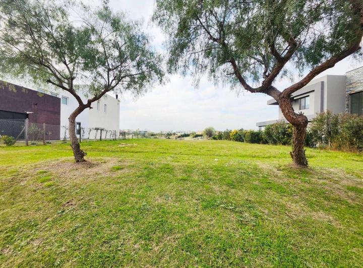 Terreno · 854m²