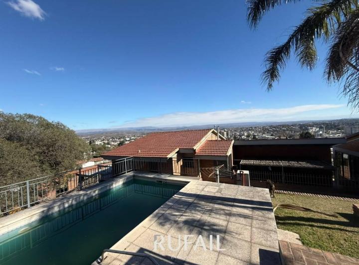 Casa · 319m² · 5 Ambientes · 2 Cocheras