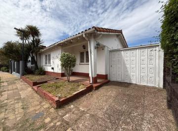 Casa · 80m² · 3 Ambientes · 1 Cochera · Venta Casa Lote Propio con Jardín y Pileta Saavedra