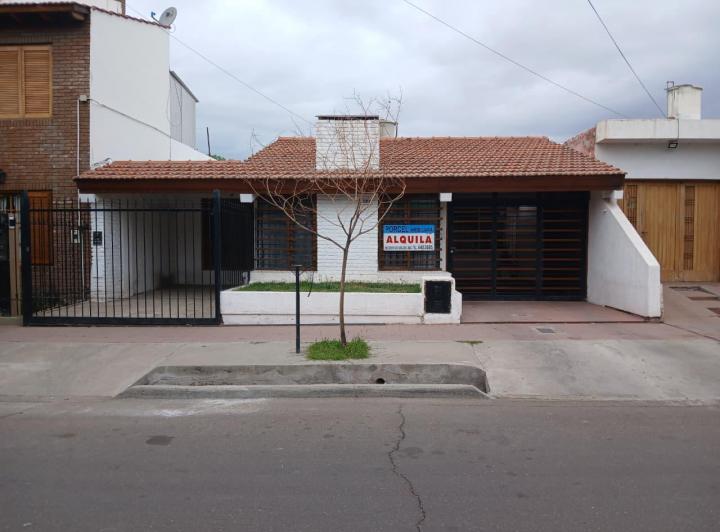 Casa · 140m² · 6 Ambientes · 2 Cocheras
