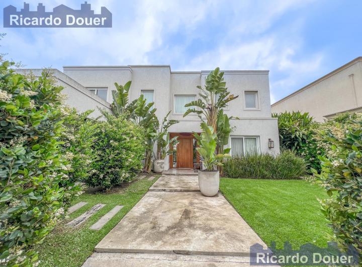 Casa · 300m² · 6 Ambientes · 2 Cocheras