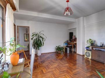 Departamento · 63m² · 4 Ambientes · Venta Dto Semi Piso de 4 Amb, Luminoso en Flores