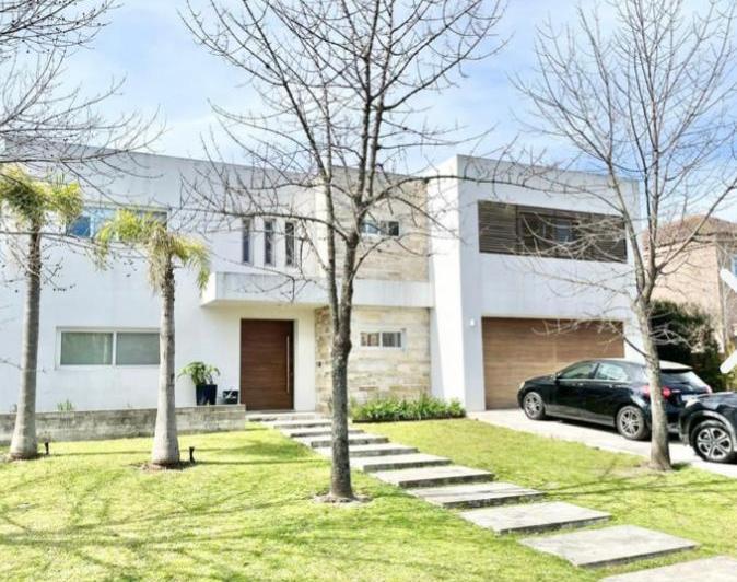 Casa · 1120m² · 5 Ambientes · 6 Cocheras
