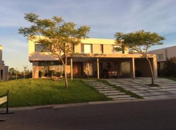Casa · 300m² · 7 Ambientes · 2 Cocheras · Casa en Venta Ubicado en El Golf, Nordelta, Tigre