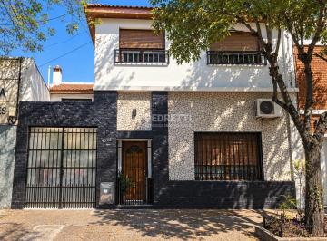 Casa · 166m² · 5 Ambientes · 1 Cochera · Hermosa Casa en Venta con Cochera y Quincho en Villa Devoto
