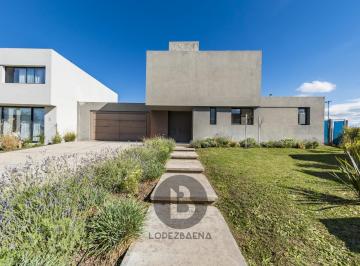 Casa · 267m² · 5 Ambientes · 2 Cocheras · Casa 3 Dorm. en Tejas 3! Terreno de 870 m²