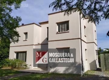 Casa · 243m² · 5 Ambientes · 2 Cocheras · Lote Interno Alquiler Santa Catalina, 3 Dorm.