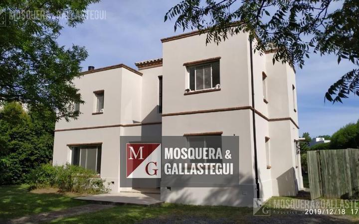 Casa · 243m² · 5 Ambientes · 2 Cocheras