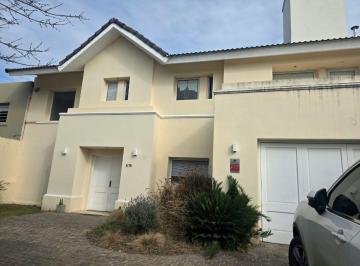 Casa de 8 ambientes, Córdoba · Casa en Venta - B° Jardines del Jockey