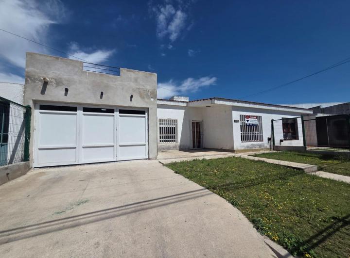 Casa · 115m² · 8 Ambientes · 4 Cocheras
