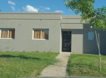 Casa · 140m² · 4 Ambientes · 3 Cocheras · Casa Chalet en Alquiler en Santa Lucia, Pilar del Este, Pilar