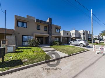 Casa · 268m² · 6 Ambientes · 2 Cocheras · Casa 4 Dorm. en Tejas Tres!