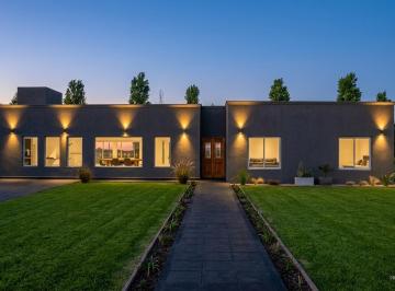 Casa · 128m² · 3 Ambientes · 2 Cocheras · Casa en Venta en Lujan