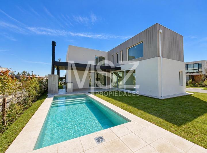 Casa · 263m² · 7 Ambientes · 2 Cocheras